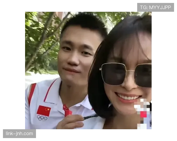在小区碰到吕小军，手拎的买菜袋比我月薪还贵，我当场懵了