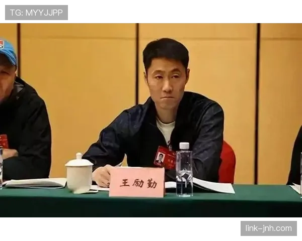 王励勤退役后住上海老小区，邻居说他每天六点拎菜回家